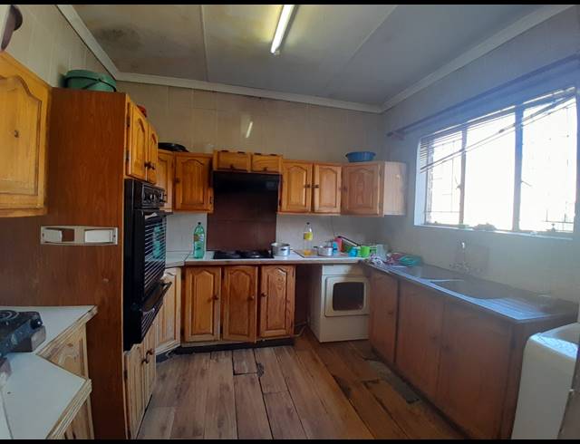 9 BEDROOM HOUSE FOR SALE IN BEDWORTH PARK